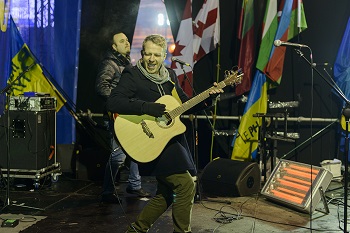 „Biplan“ pasirodymas Kijevo Maidane (Elenos Bozhko nuotr.), albumo „Muzikos kuopa“ viršelis („Paskutinės barikados“ nuotr.).