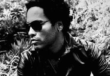 Su nauju singlu "Love Love Love" į topą bandys prasiveržti į Lietuvą atvykstantis Lenny Kravitz'as. [capitolstreetteam.com nuotr.]