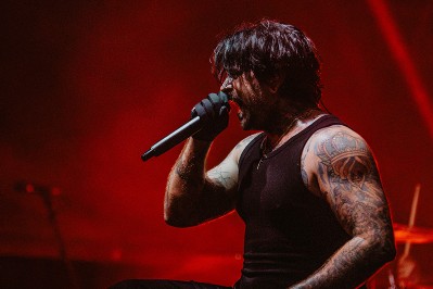 RENGINIO RECENZIJA | Britiškojo metalcore vakaras: „Bury Tomorrow“ sugrįžimas į Lietuvą (+ FOTO GALERIJA)