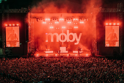 RENGINIO RECENZIJA | Moby sugrįžimas į Lietuvą ir elektroninės muzikos šventė po atviru dangumi (+ foto galerija)