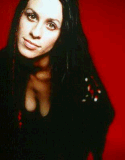 Kanadietė Alanis Morissette grįžta su daina "Everything"