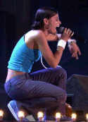 Kanadietė Nelly Furtado atliko įspūdingą šuolį aukštyn per 25 pozicijas