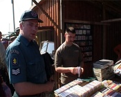 Policija prie nelegalių įrašų. [<i>Bombonešio</i> nuotr.]