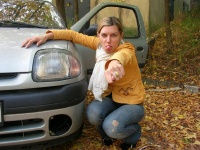 Laura rodo špygą ilgapirščiams, antrą kartą apvogusiems jos automobilį. ["Bombonešio" nuotr.]