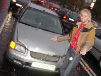 Stano prie sudaužyto automobilio. [Asmeninio archyvo nuotr.]